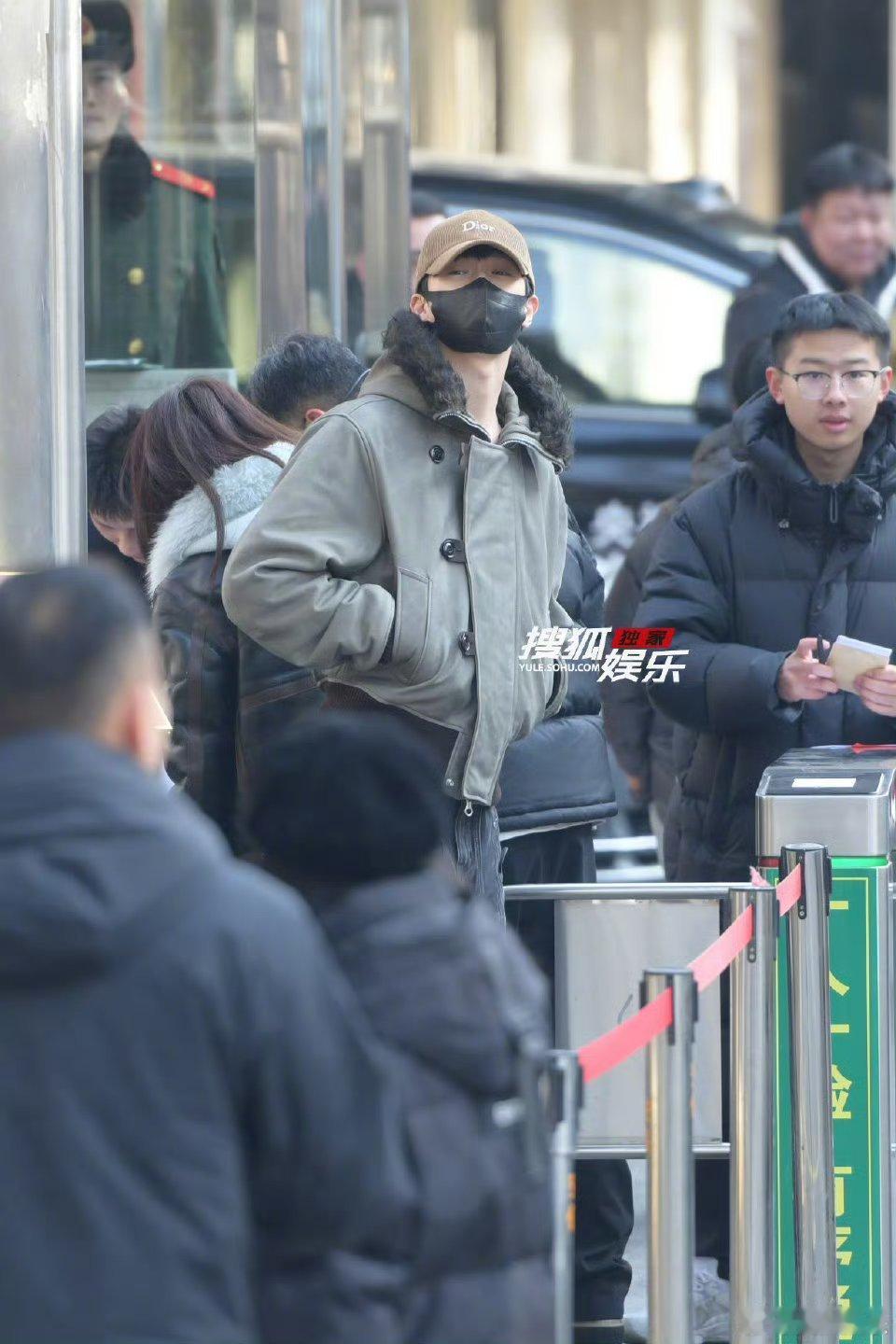 李昀锐春晚第二次联排下班路透来啦，帅哥在冬日街头出现