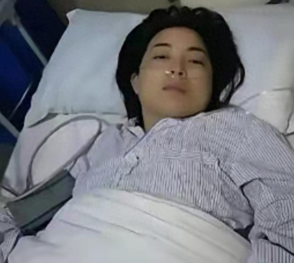 江西24岁女子病逝，未婚夫垫付30万治疗费，办完丧事准备离开，女方父亲递来一个红