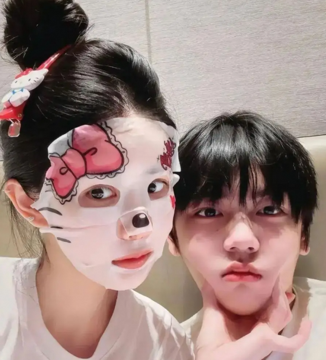 韦雪与小16岁男友分手背后是情感破裂还是另有隐情？