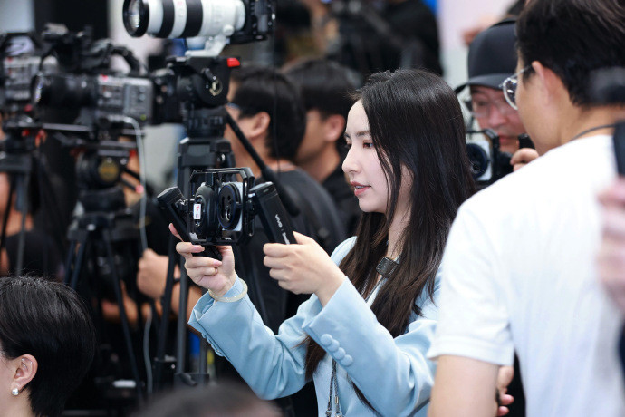 在博鳌亚洲论坛2026年年会现场，vivoX300Ultra专业V单搭配斯莫