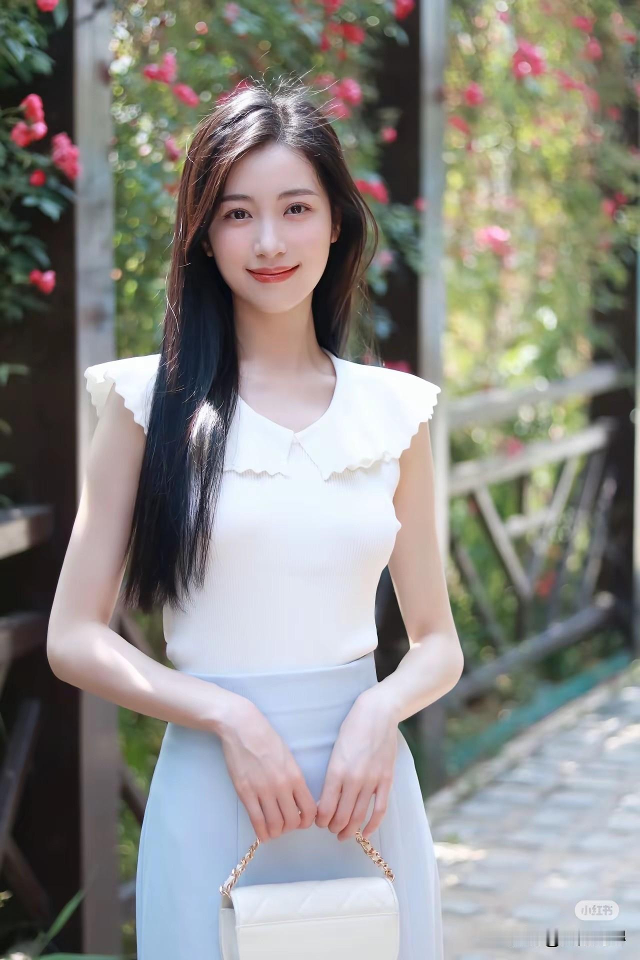 初夏的晨光带着花香，轻拂过脸颊，让人感到无比的舒适。美女究竟能有多美清雅脱俗的