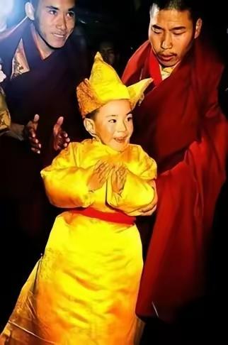 1989年，十世班禅圆寂后，高僧们长途跋涉去寻找转世灵童，国家为此特别拨款。谁知