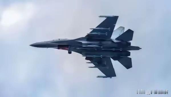 胆裂魂飞「空中炸弹卡车」亮相南海！歼-16挂10枚空对空导弹，让美军及盟友"吓破