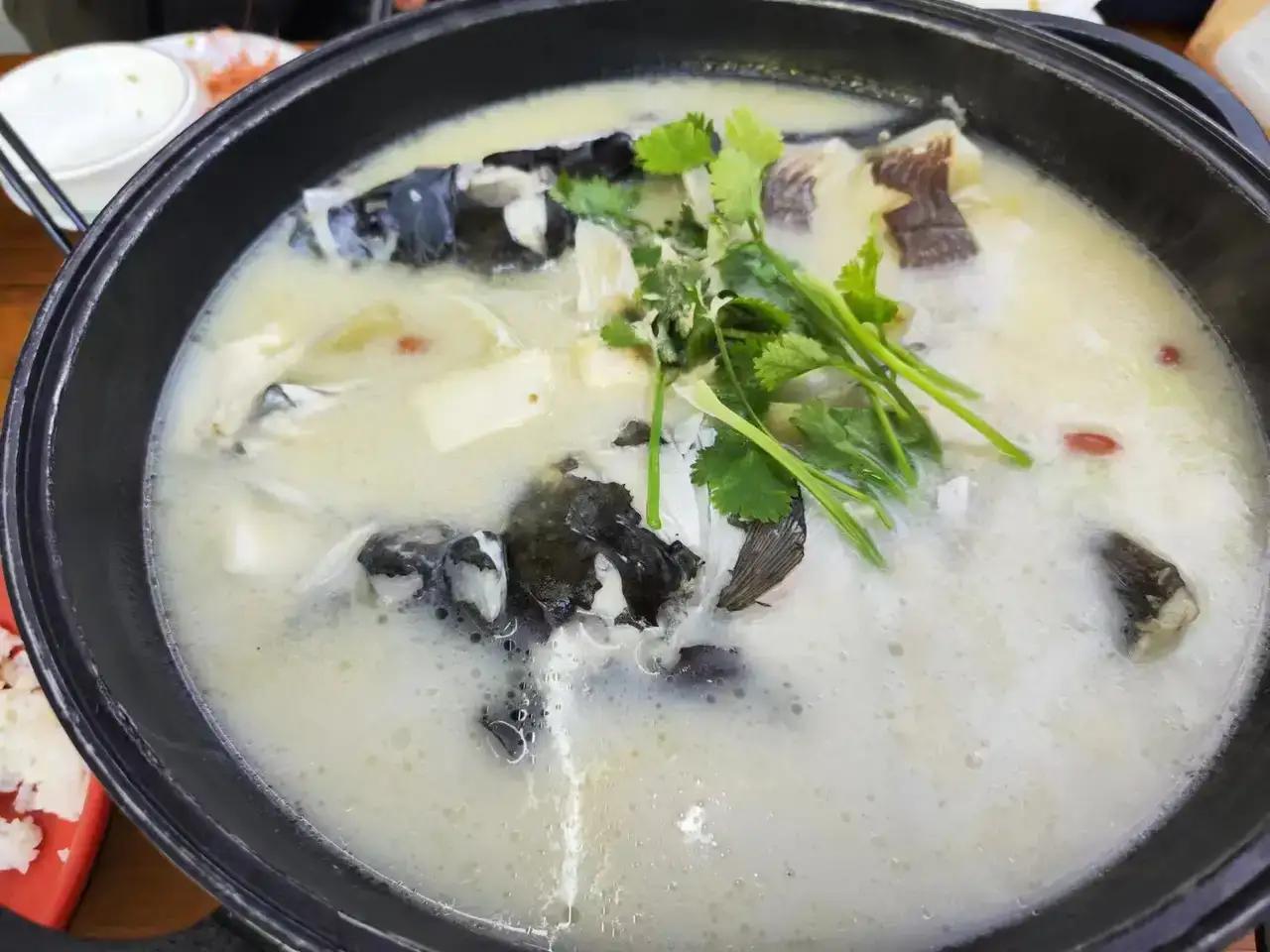 谁说杭州是美食荒漠？只不过杭州的美食是以清淡主打而已，看看我吃的清蒸鱼、白灼虾、