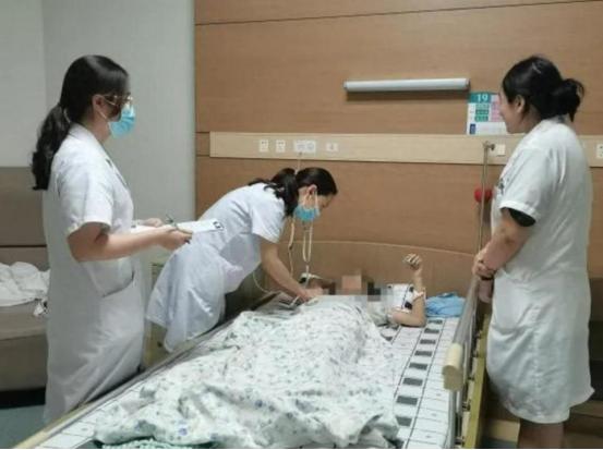万万没想到！广东中山，一10岁女孩一周前开始腹痛，几天后下身莫名流血。家人带她就