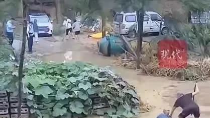 我始终相信河南这两名警察是无辜的，因为距离视线的问题没有看见摔倒在洪水的老人的。