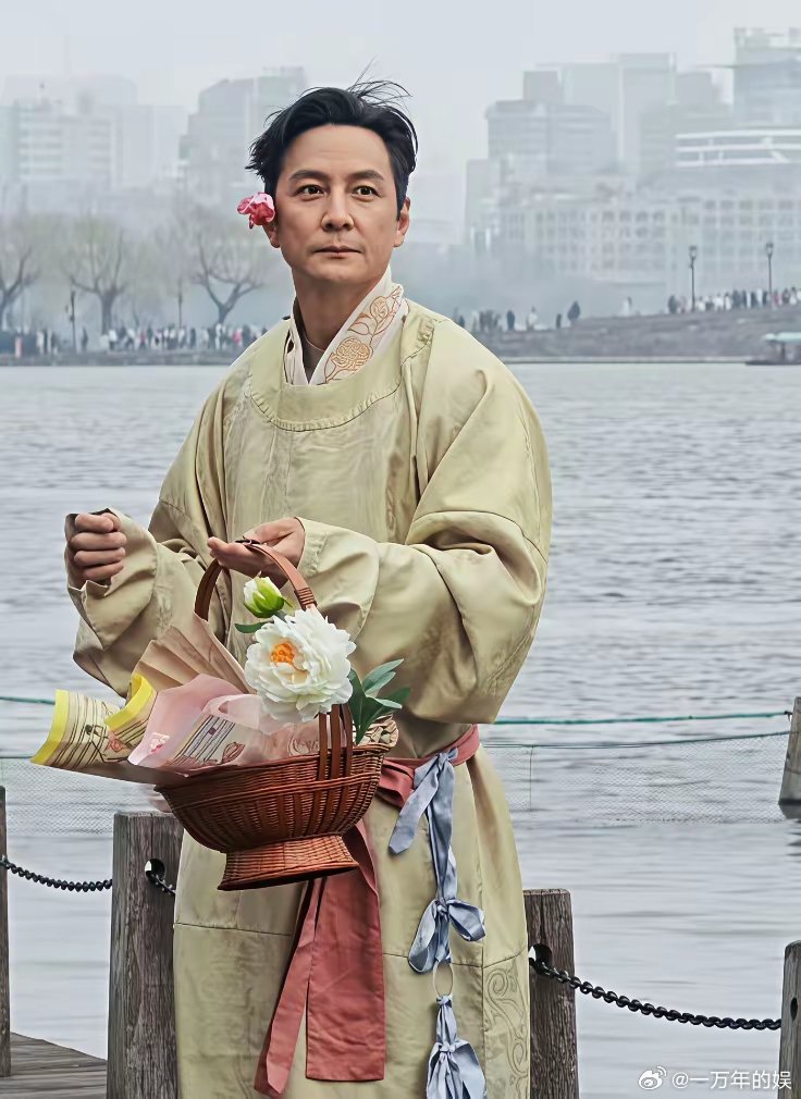 给我妈看了吴彦祖这张照片，她第一句话是:他是不是投资失败了？感觉年龄大的长辈都有