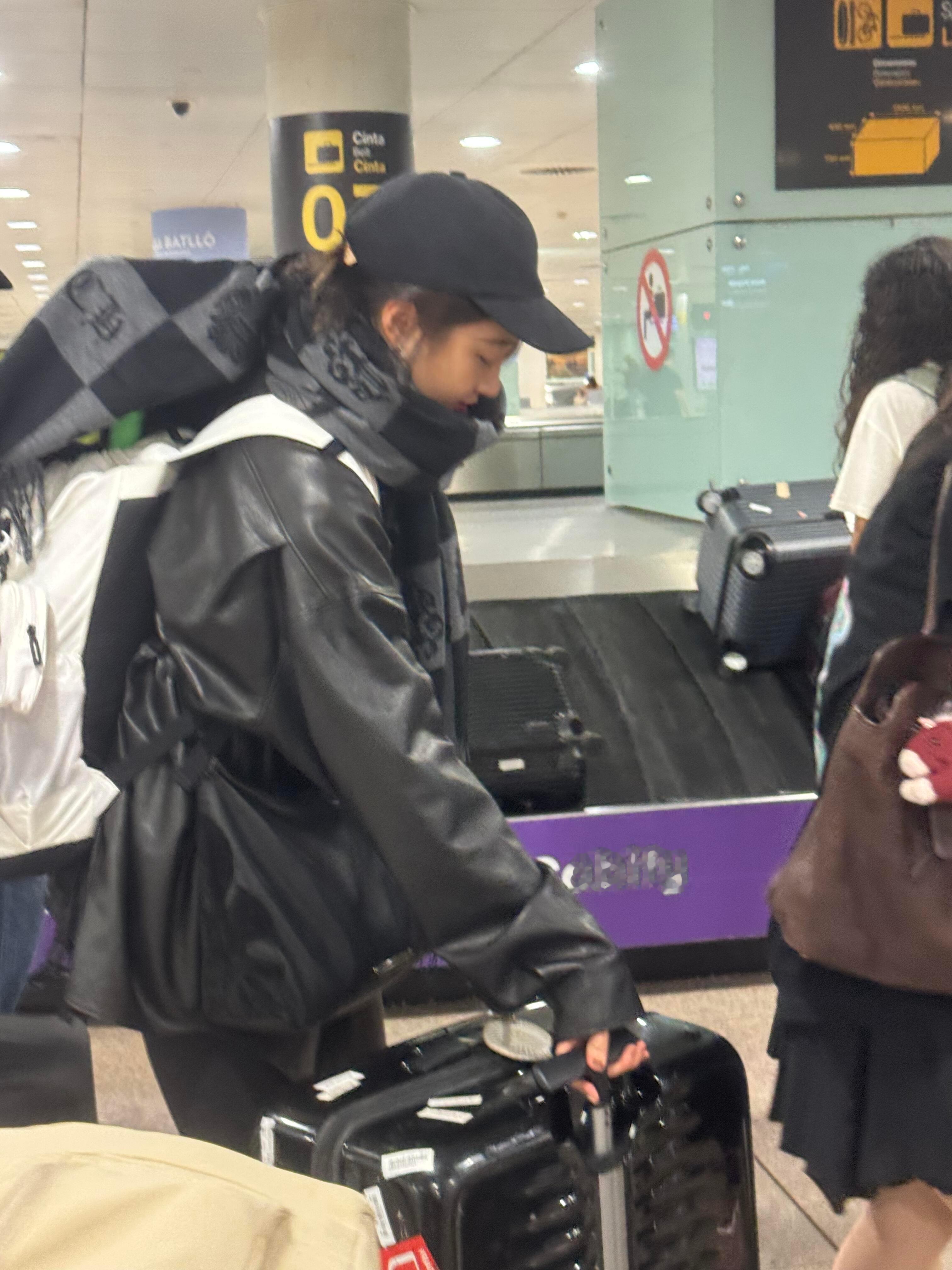 去国外旅游了，记得发明信片啊​​​