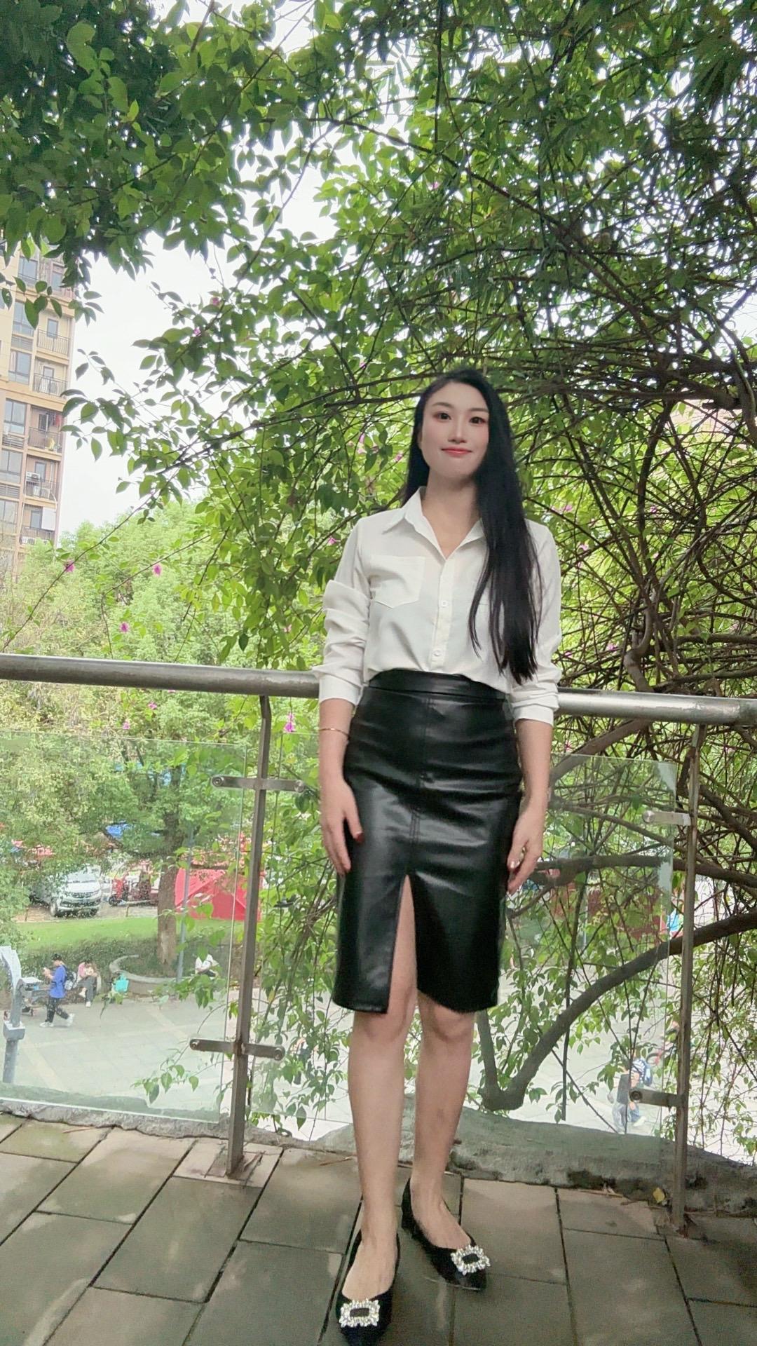 姐系穿搭法则黑皮裙简约高级感穿搭ootd穿搭高智感穿搭外拍穿搭