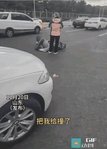 男子在斑马线上正常行走，结果被骑电动车的女子给撞了。男子起初认