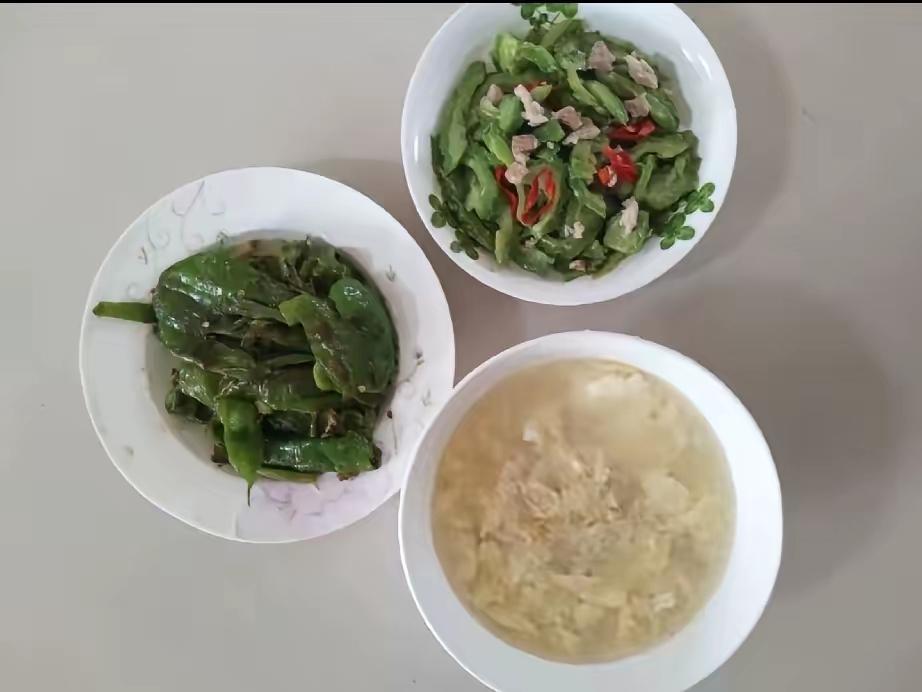 昨天我们小区一位老奶奶问我，愿不愿意帮她们老两口做饭，光做中午和晚上的饭，每顿饭