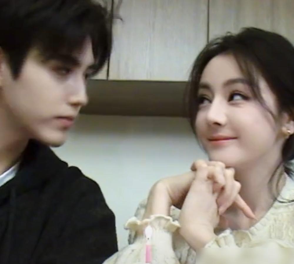 别再吹迪丽热巴活过来了。我告诉你，她跟陈飞宇这场抖音营业，根本不是撒糖，是两