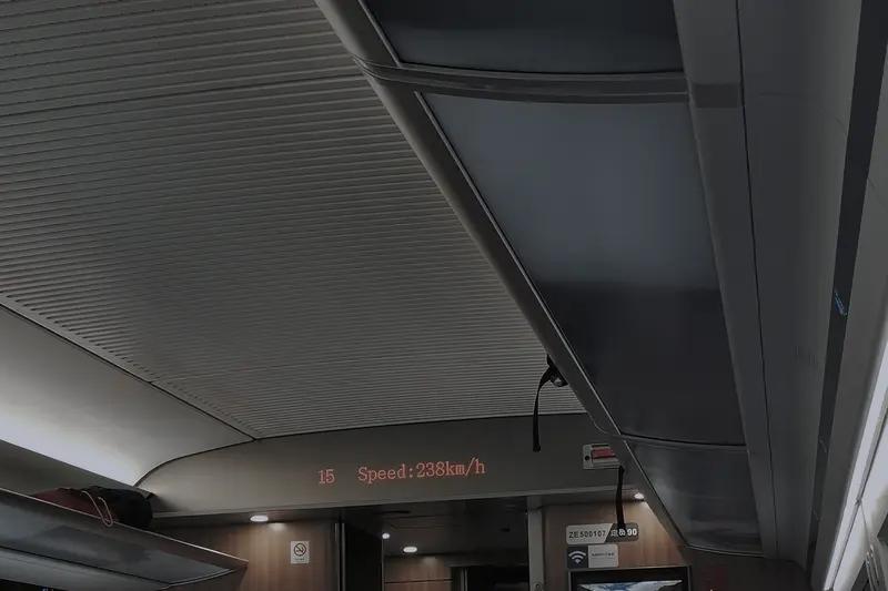 2月2日，杨先生妻子坐G481次高铁从郑州去成都，下午4点多，清理垃圾的列车员竟