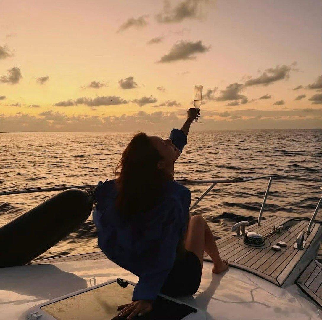 赵今麦出片率超高的拍照方式赵今麦的拍照技巧太实用了！动态抓拍让照片鲜活，不看镜头