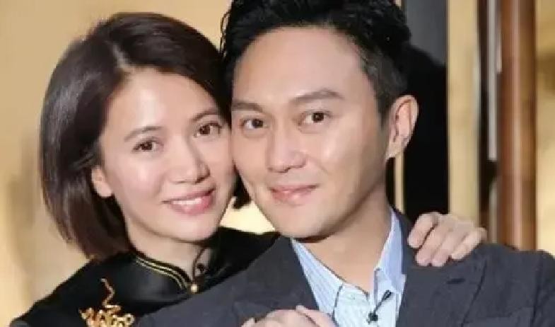 袁咏仪年轻时想追吴镇宇，聊了一次护肤品，直接就不想追了。她自己在节目里说的，那时候觉得吴镇宇长得很帅