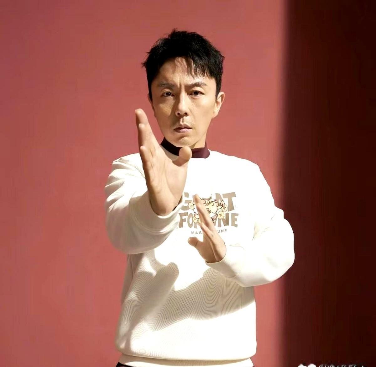 7亿的牌局，袁和平操盘，李连杰出山，谢霆锋梁家辉全明星押注。吴京攒的这个局，他