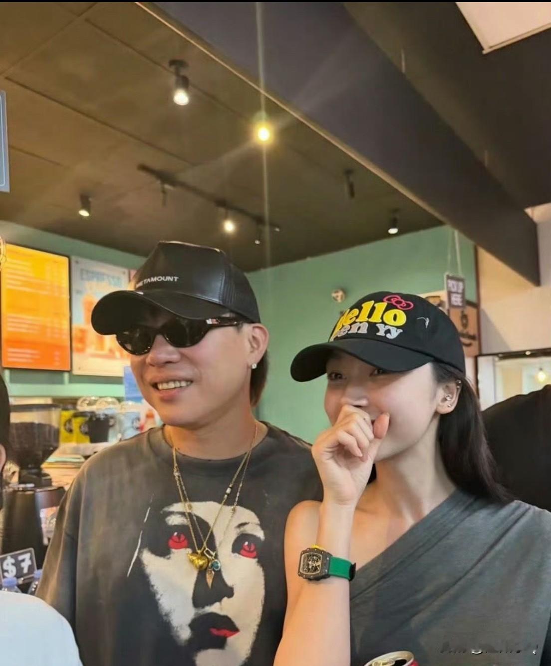 自胡彦斌易梦玲在马尔代夫海边被拍到拥吻后，两人恋情被曝光。如今两人一同现身机场准