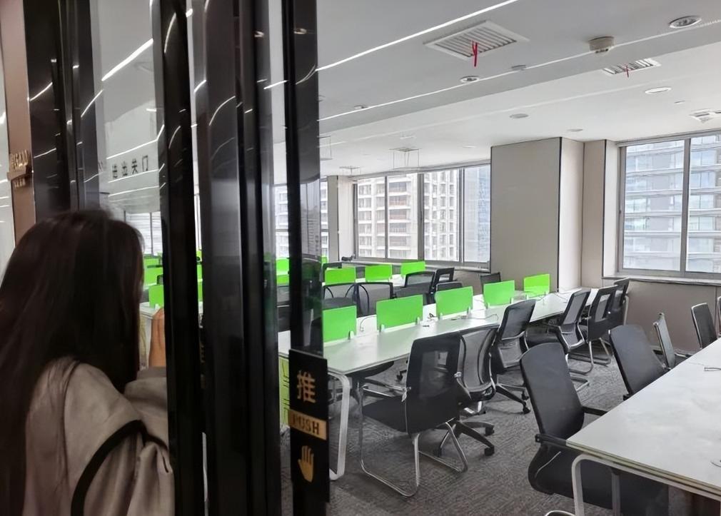 离谱！陕西西安，公司半夜突然通知全体员工第二天放假，可男子却没有高兴，总觉得事情