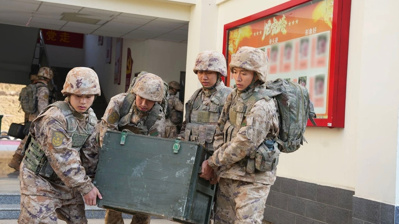 左边这位佬穿的不是21防吧，除了镂空侧围（也许是装了快拆侧围），胸前位置的魔术贴