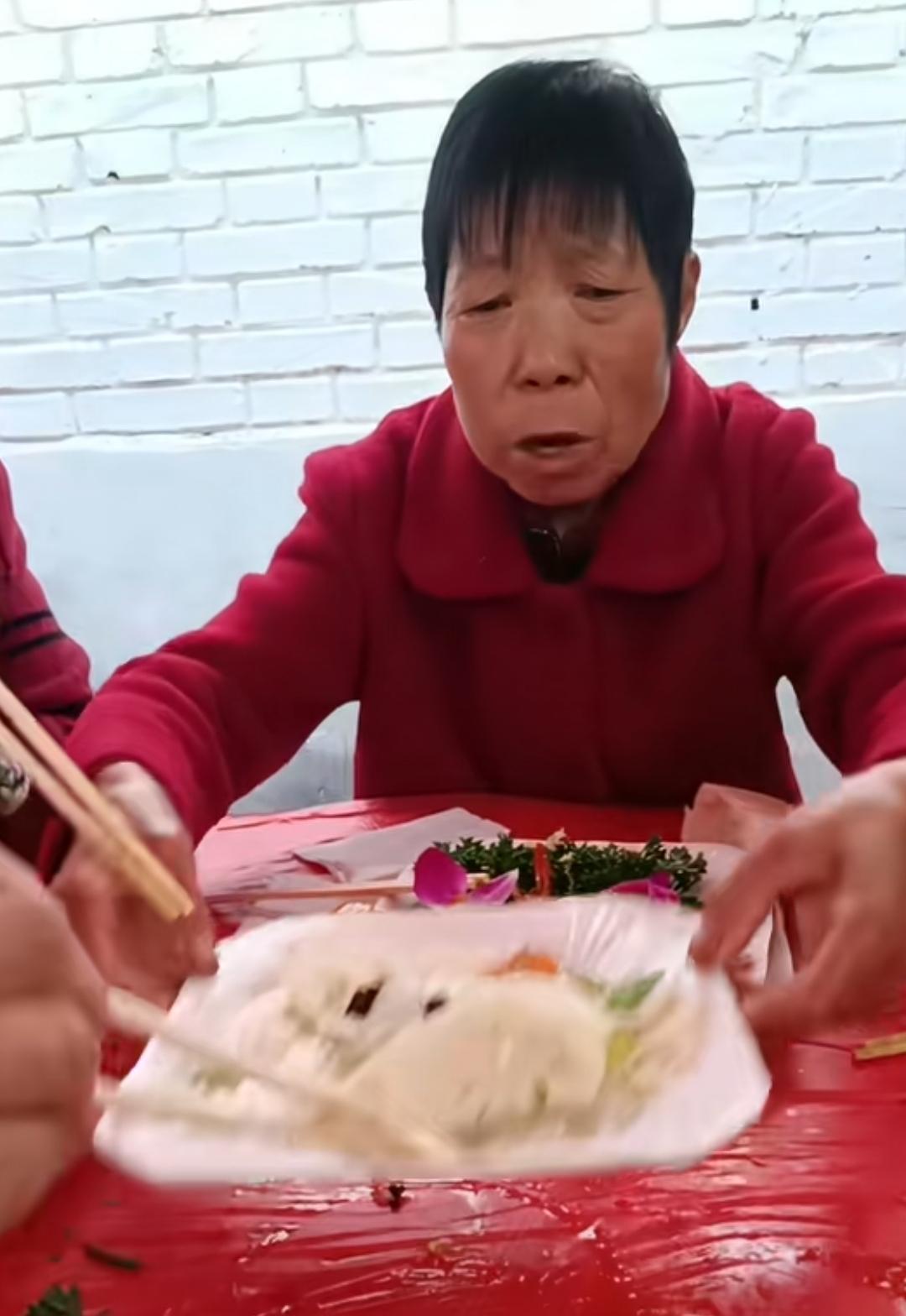 村里办酒席，菜刚上桌，就直接端着碗喝。山西运城办喜酒，菜刚一上桌，一个穿红色