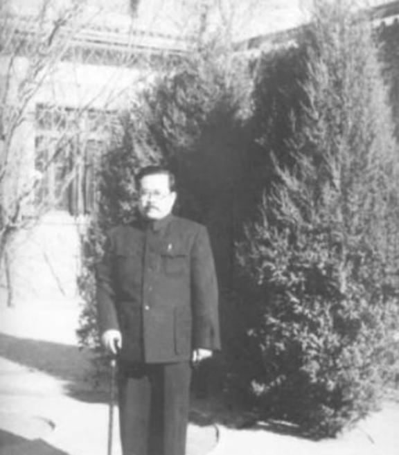1947年，毛主席与任弼时发生争执，无人敢上前劝阻。站在窑洞外的一名炊事员，慢慢