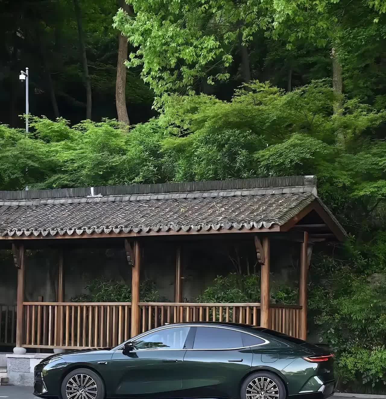 外观来讲，这车是真好看，内饰也很干净，个人觉得比新汉L好看一点。