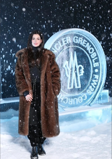 安妮·海瑟薇现身Moncler2025年秋冬秀！安妮.海瑟薇穿着咖色貂绒大衣，