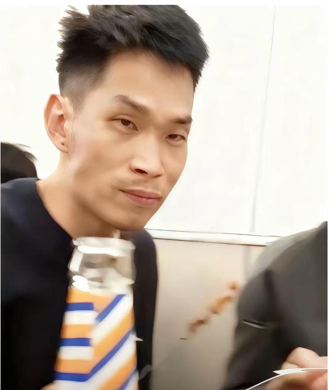 发小梁先生恐怕到死都想不通，自己关照了十多年的“兄弟”，竟然能做出灭门惨案。更让