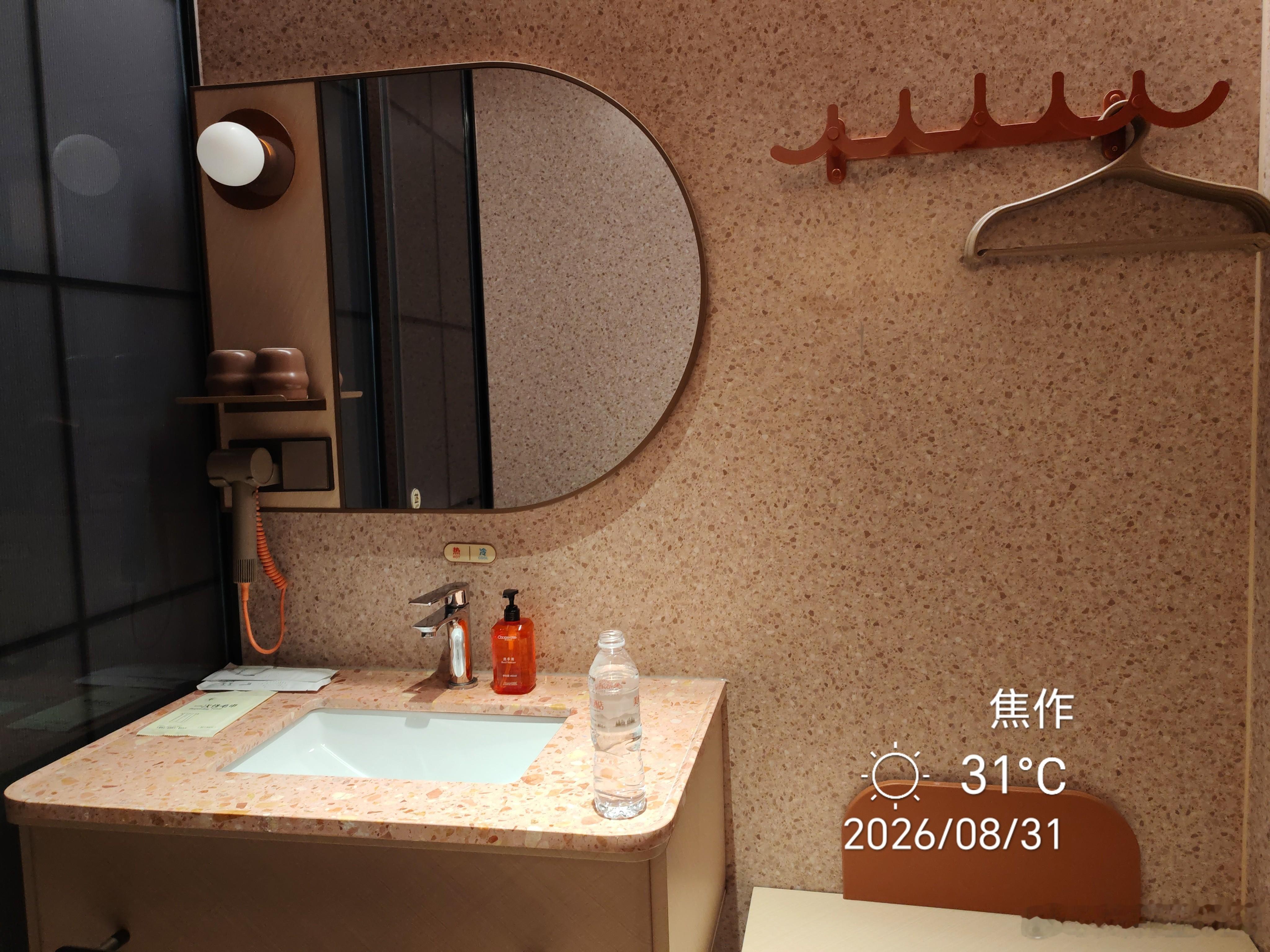 1，得知晚上必须要住一晚，当事人说上次在附近住的这个酒店挺不错，新开的很干净，看
