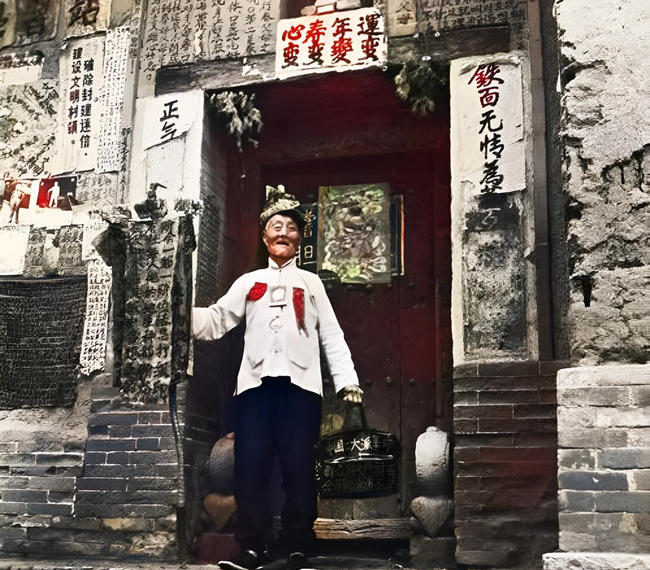 这是1985年的一位老人。他的打扮还是六七十年代。因为，他难以忘记那个激动人心的