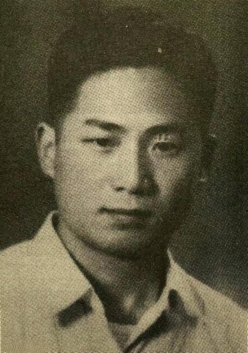 1949年10月，重庆大坪刑场，陈然背插死囚标签，双手反绑。当特务喝令他跪下时，