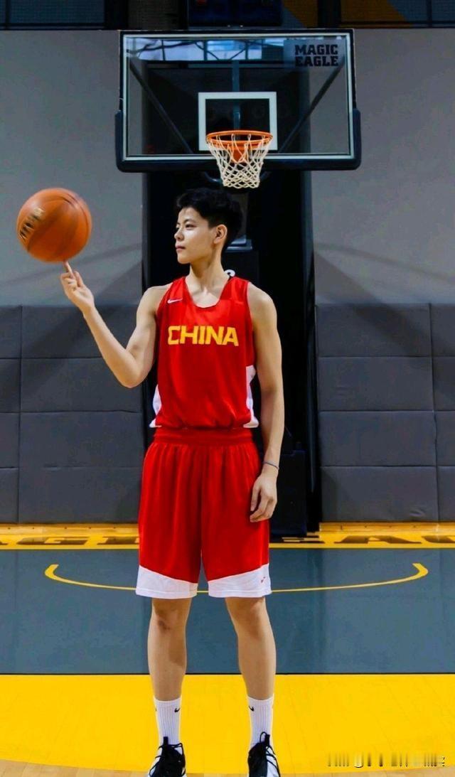 女篮国家队集训，这事说来有点怪怪的。杨舒予陈明伶张曼曼罗欣棫唐子婷…
