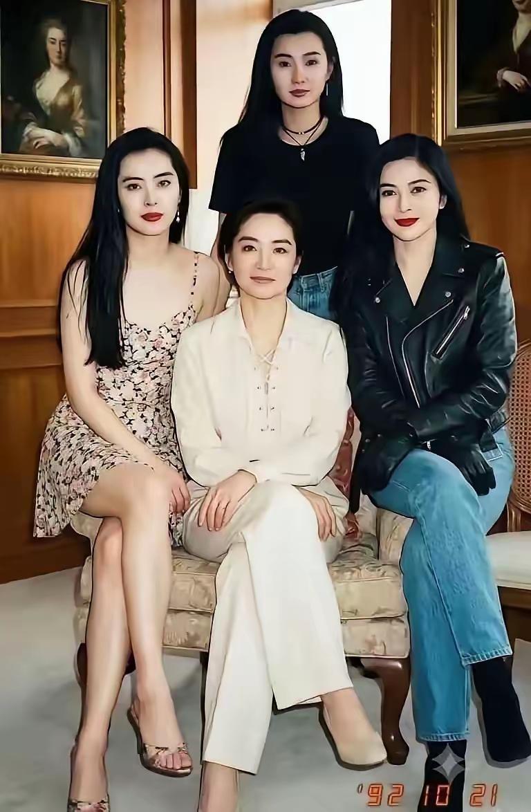 四个大美女同框最漂亮的居然是王祖贤！王祖贤的皮肤真的是白到发光，而且腿又长，个
