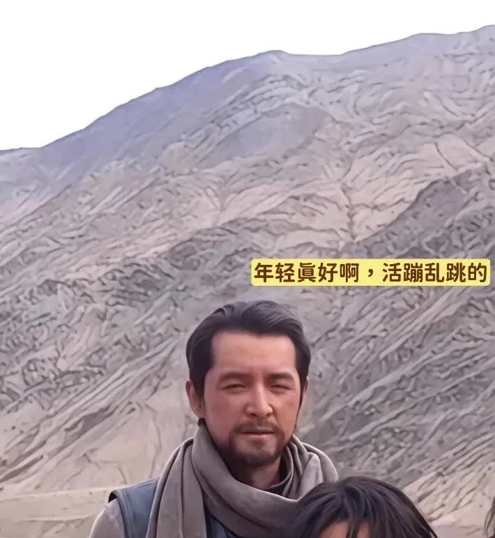 上边的是胡歌？下边的是杨紫？虎[捂脸哭]同时验证了年轻的精神状态！