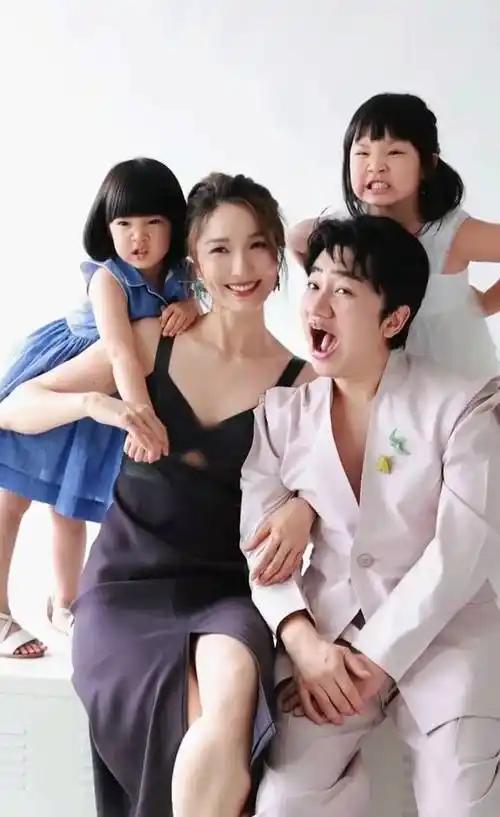 李亚男现在最担心的恐怕就是两个女儿以后长大的身高也会随了王祖蓝吧！[捂脸哭][捂脸