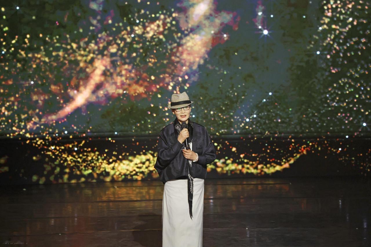 最近潘虹在上海出席活动，她这回走经典的黑白搭配风格，看起来很有气势。她上身穿