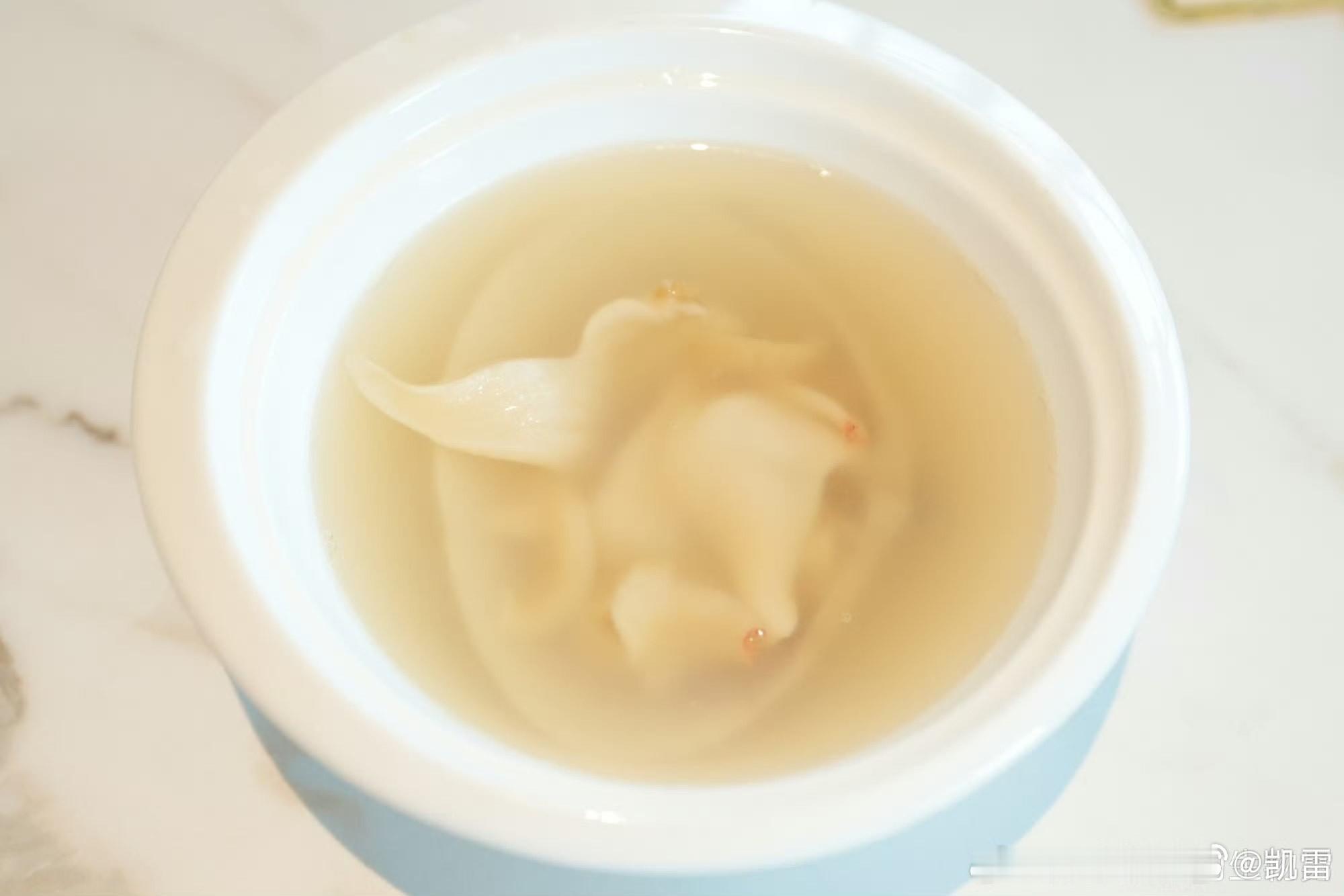 鸡汤汆海蚌——汆cuān烫——“以汤衬鲜、以氽锁嫩”——汆烫海蚌是关键，沸水里