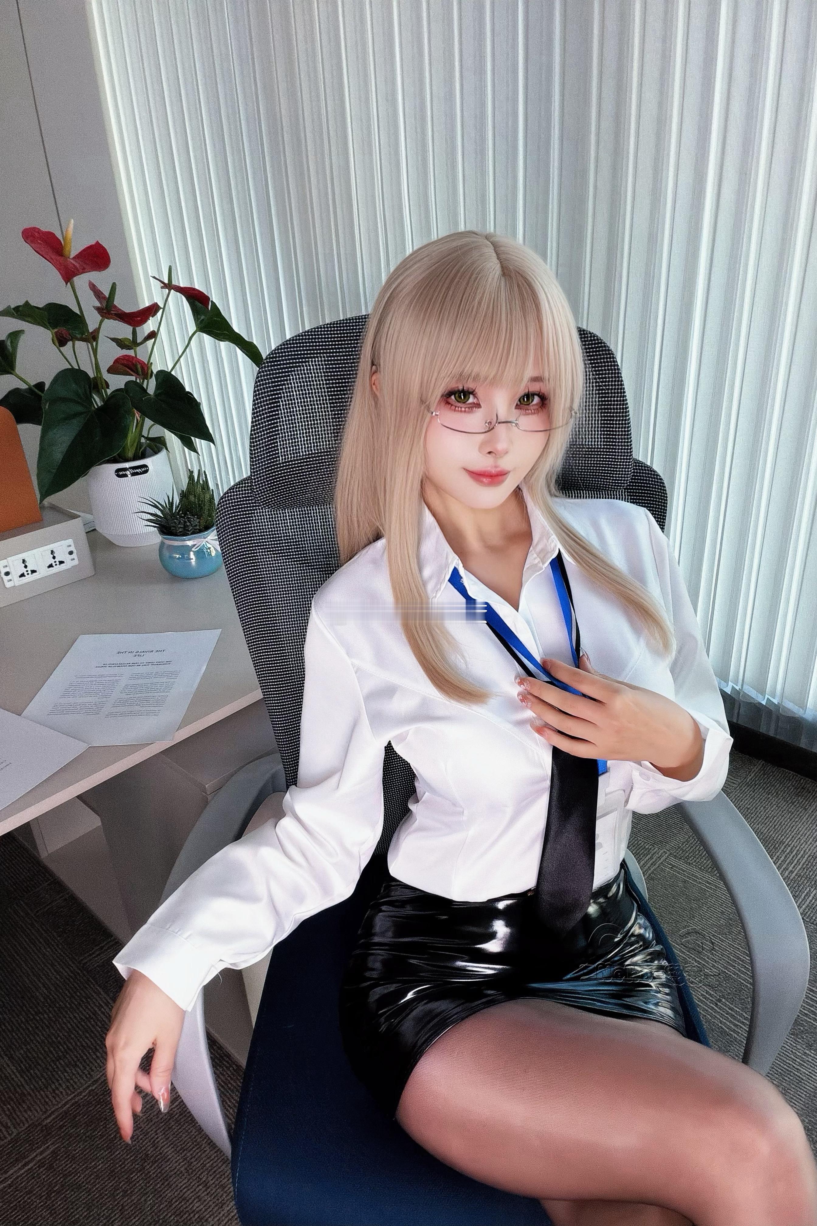 Neko_薇薇二次元cos大赏冬日幻想祭nikke:胜利女神来点艾玛OL的自