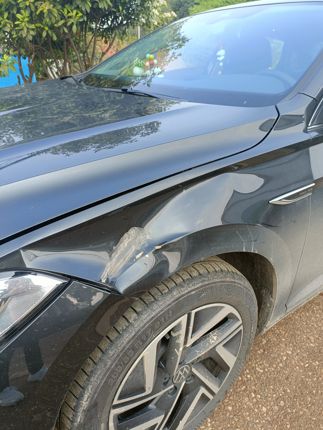 速腾新车一血对方还逃逸了在乡道上我压实线行驶，28迈左右时速途经村庄路口被出来