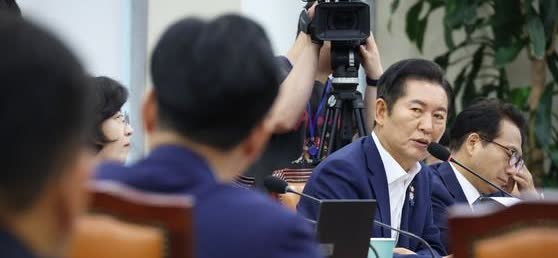 韩国共同民主党已正式启动解散国民力量党的程序。该党总统候选人郑清来议员15日向国