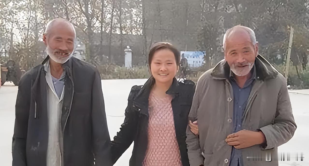 近日安徽亳州这件事，看完心里五味杂陈，满满都是感慨。早些年当地两位老实的穷