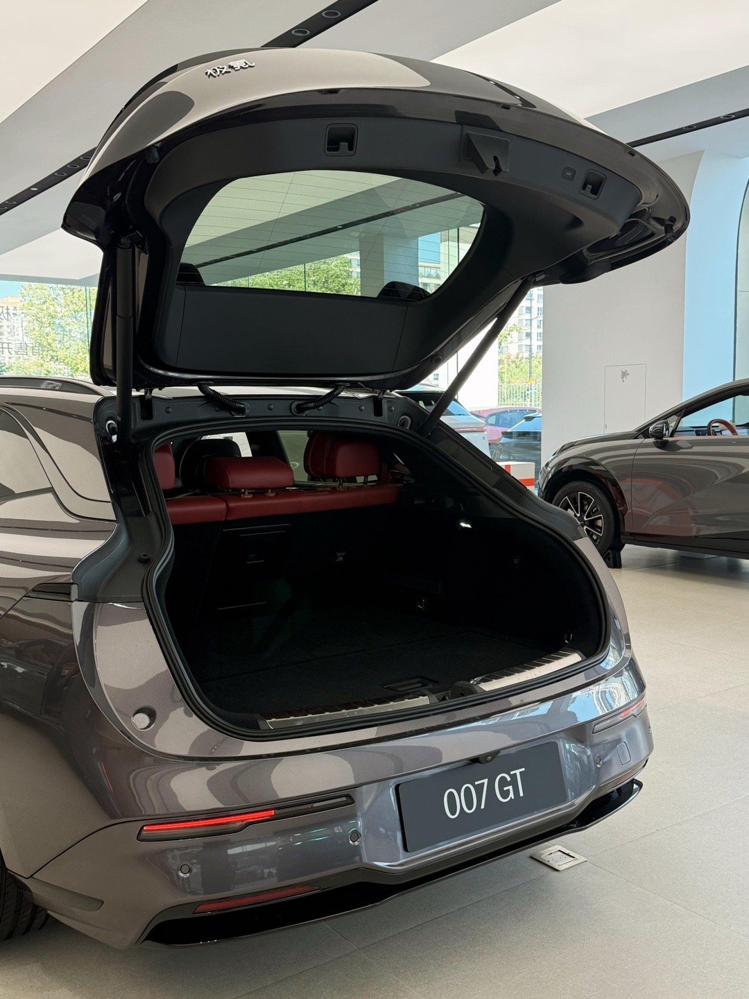 极氪007gt1.猎装造型超吸睛，无边框车门+隐藏式把手质感拉满。2.2.95秒