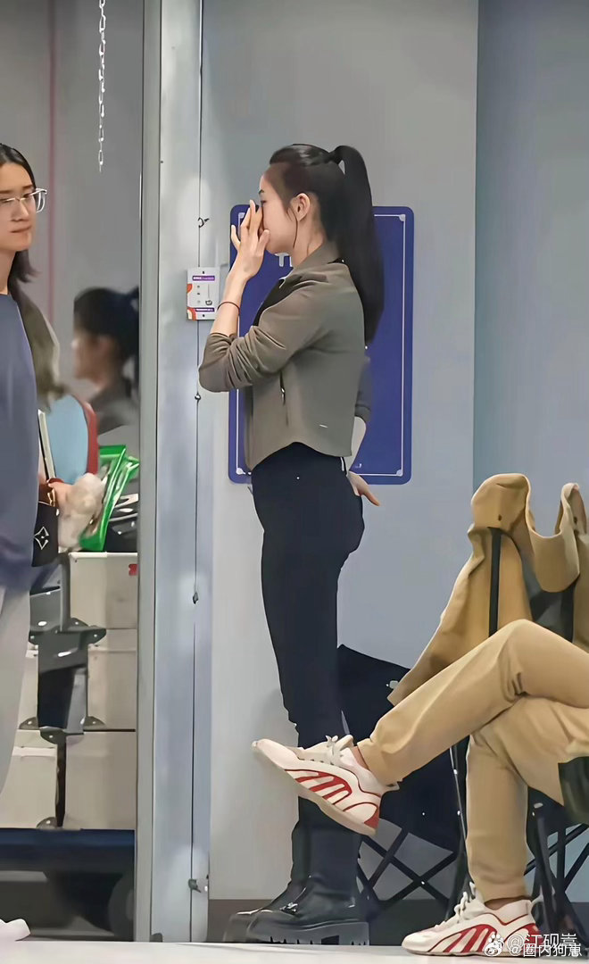 刘浩存简直是腰以下全是腿，这种优越比例真的太少见了，整体造型又酷又飒，气场十足。