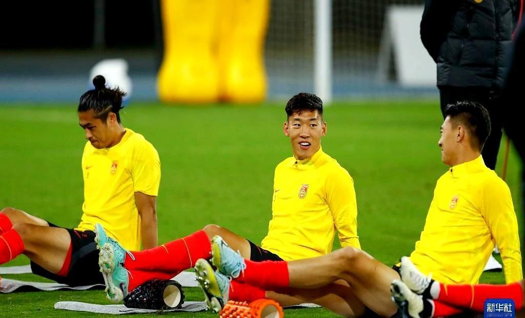 国足新教练还没影，备战计划已经彻底泡汤。邵佳一领衔的临时教练组，心里那叫一个
