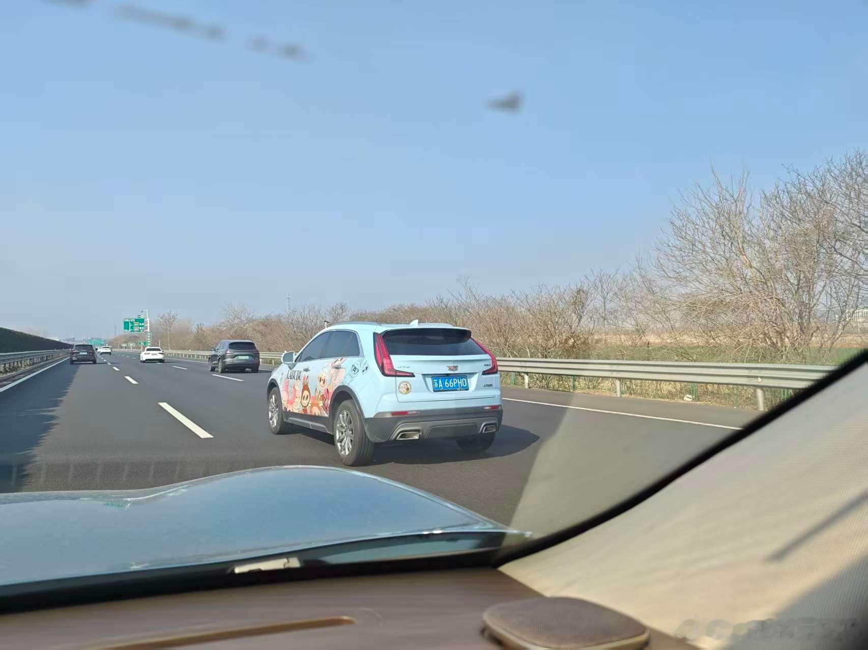 看到一辆凯迪LABUBU老婆说想要一辆属于她自己的凯迪拉克