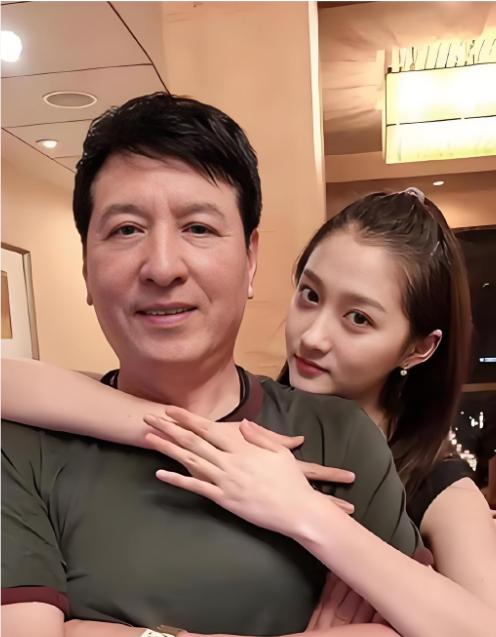 关晓彤给天下所有女人上了一课，那就是：无论你有多美，钱包有多厚，都千万不能在年纪