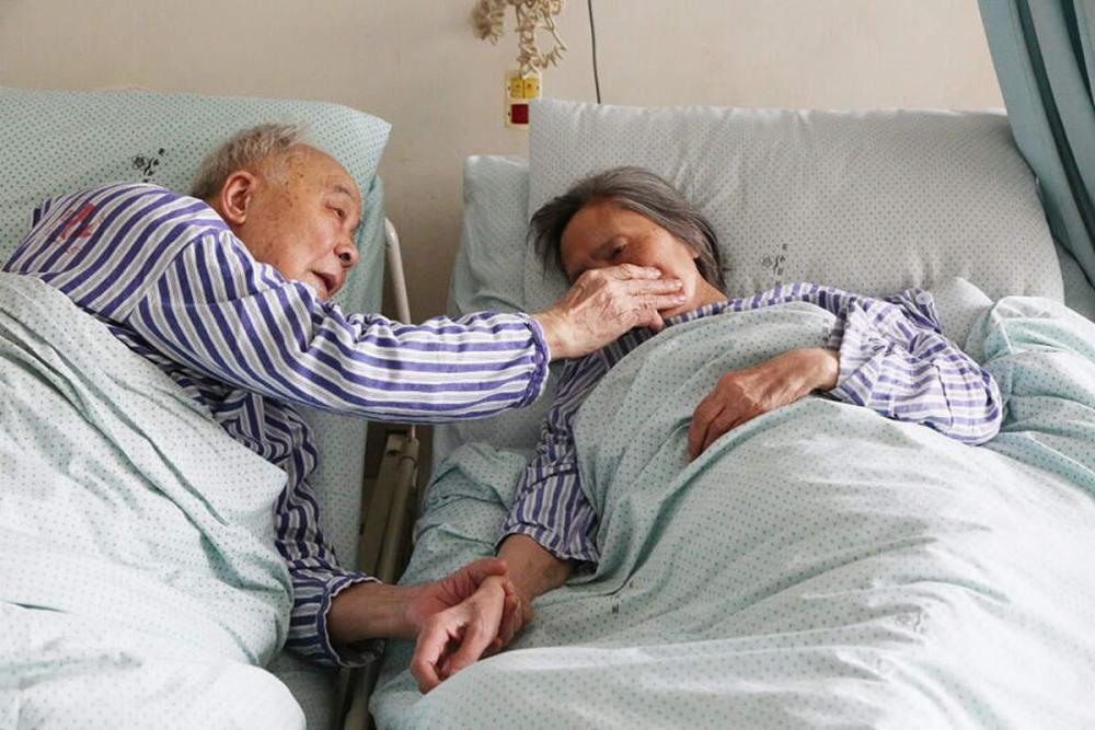 91岁老人病床上紧握83岁老伴的手: 只想多见你几面