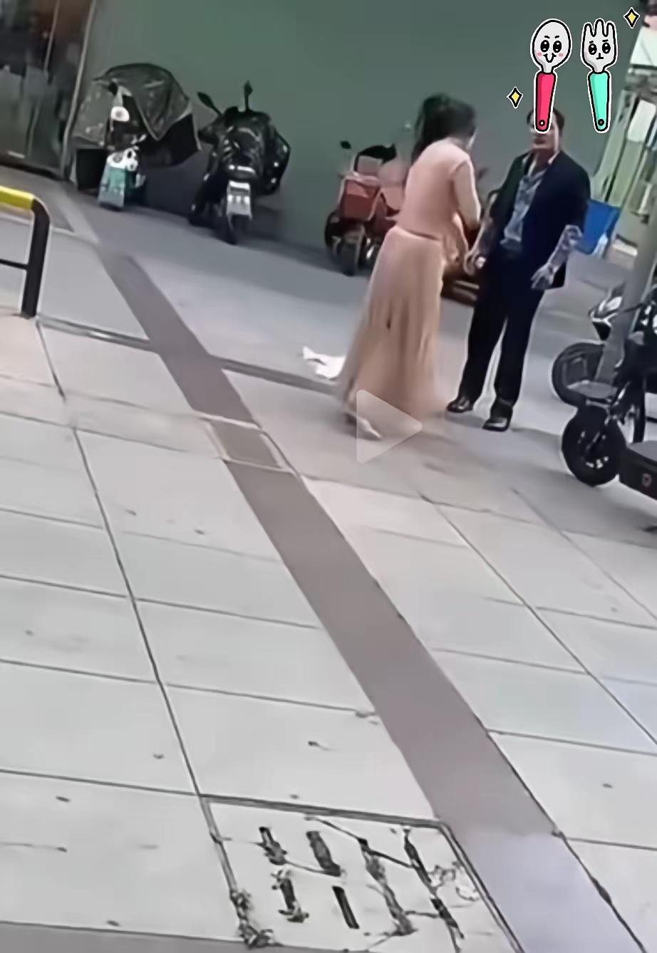 一视频女子和大叔分手，争吵中大叔让买的东西脱下，女子当街把上衣和内衣脱掉扔地上，