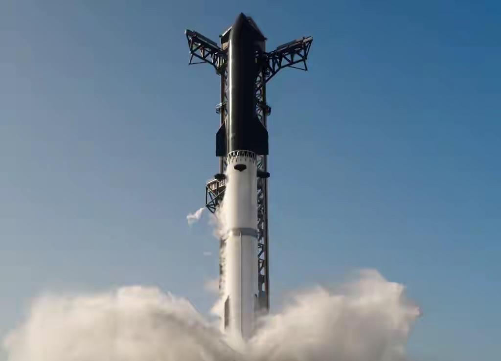 SpaceX星舰第13次试飞成功，发动机重启、溅落精准，马斯克：星舰完好无损S