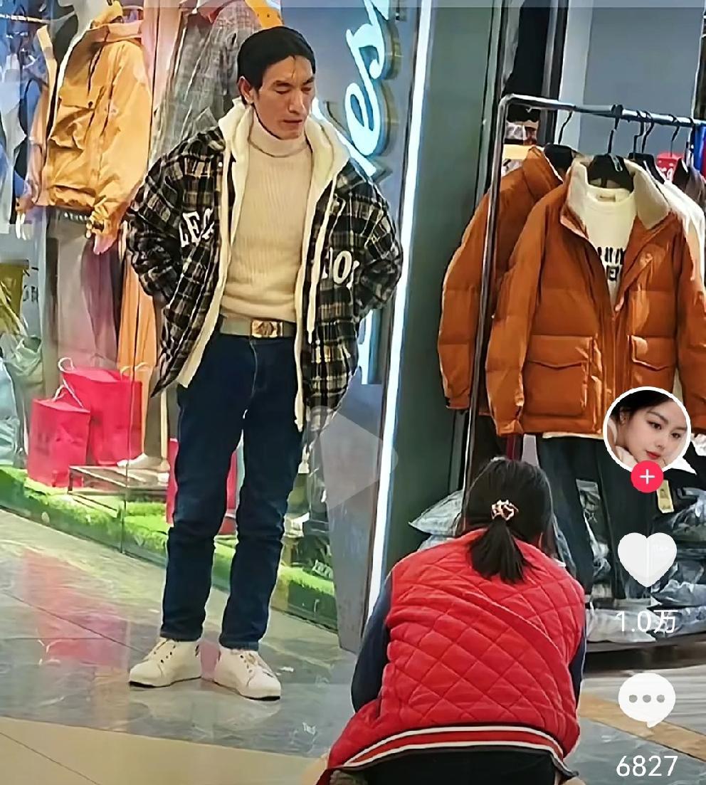 这一跪，跪出了多少全职妈妈的辛酸与无奈[哭哭]近日，湖北一商场一个女子和丈夫